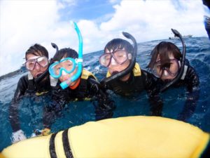 沖縄の海でシュノーケル